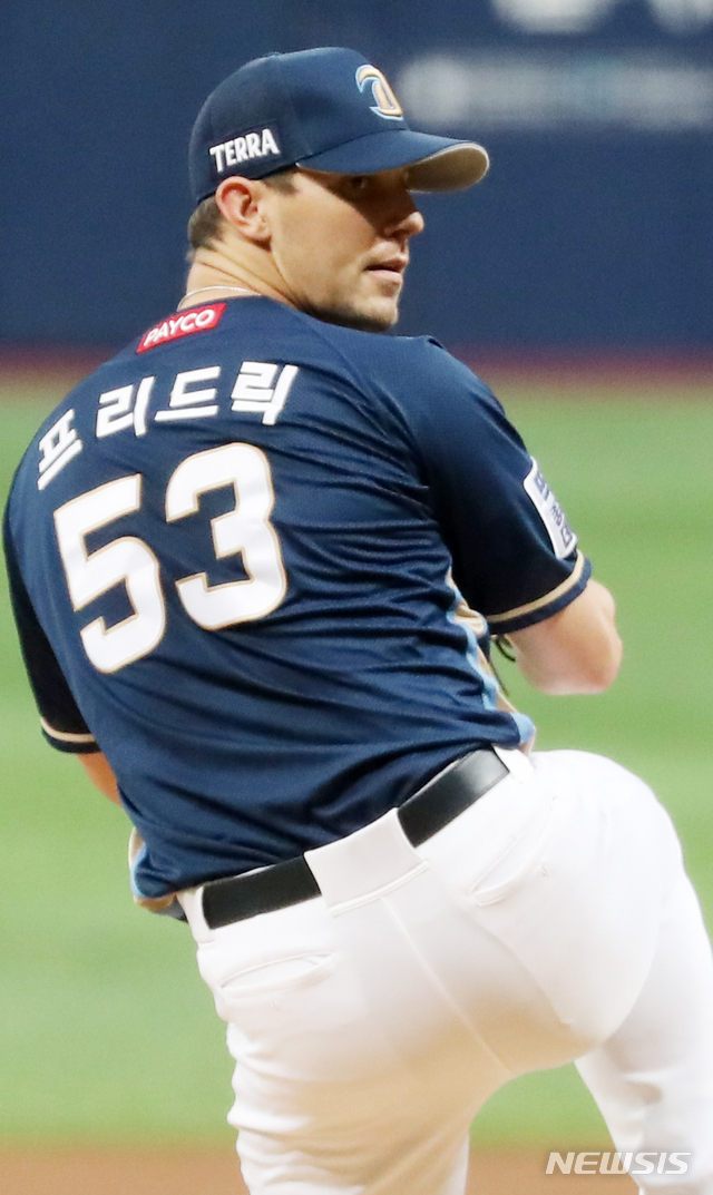 역투하는 NC 선발 프리드릭