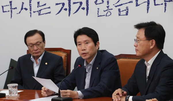 더불어민주당 이인영(가운데) 원내대표와 이해찬(왼쪽) 대표, 박광온 최고위원이 19일 당 최고위원회의에 참석해 있다. /연합뉴스