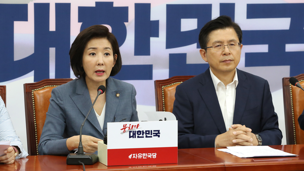 자유한국당 나경원 원내대표(왼쪽)가 19일 오전 국회에서 열린 최고위원회의에서 발언하고 있다. 오른쪽은 황교안 대표./연합뉴스