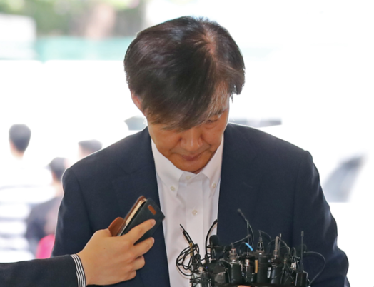 조국 법무부 장관 후보자가 지난 19일 오전 인사청문회 준비 시무실이 마련된 서울 종로구의 건물로 출근하며 취재진에게 인사하고 있다./연합뉴스