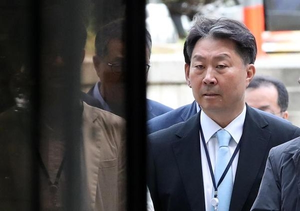 안용찬 전 애경산업 대표가 지난 5월 30일 영장실질심사를 받기 위해 서울중앙지법으로 들어서고 있다. /연합뉴스