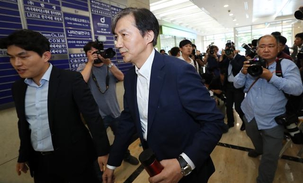 조국 법무부 장관 후보자가 19일 오전 인사청문회 준비 사무실이 마련된 서울 종로구 적선현대빌딩으로 출근하고 있다. /연합뉴스