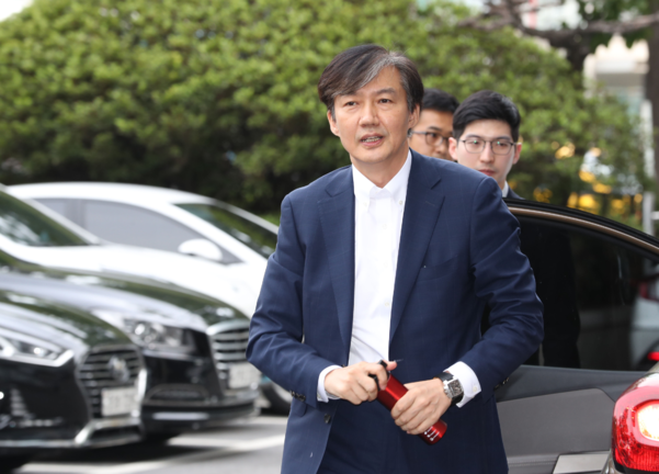 조국 법무부 장관 후보자가 19일 오전 인사청문회 준비 사무실이 마련된 서울 종로구의 한 건물로 출근하고 있다./연합뉴스