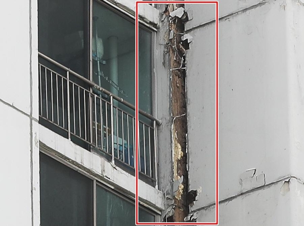 18일 오후 7시쯤 수원시 권선구 한 아파트에서 외벽에 고정된 환기구가 떨어져 나가는 사고가 일어났다. /연합뉴스