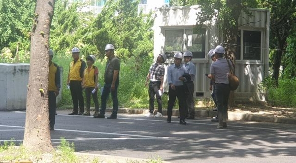 19일 오전 11시쯤 수원시 권선구 한 아파트에서 외벽에 고정된 환기구가 탈착하는 사고가 일어나 수원시 관계자들이 안전진단을 하고 있다. /최상현 기자