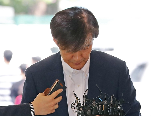 조국 법무부 장관 후보자가 19일 오전 서울 종로구 인사청문회 준비단 사무실로 출근하고 있다. /연합뉴스