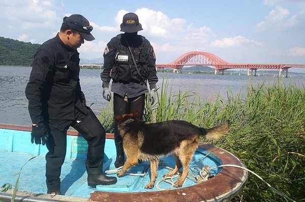 어민이 어선을 몰고 경찰과 함께 강변 수색을 벌이고 있는 모습. /어민 제공