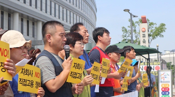 전국공공운수노동조합과 전국민주일반노동조합연맹, 전국보건의료산업노동조합 등 3개 노조가 정부세종청사 교육부 앞에서 22일 총파업 기자회견을 열고 직접 고용을 주장하고 있다. / 전국공공운수노동조합 제공