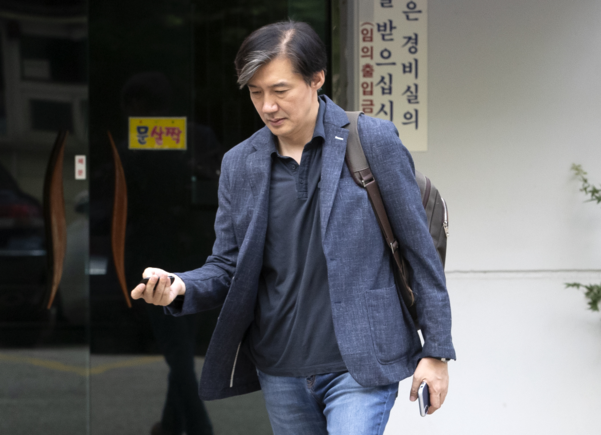 조국 법무부 장관 후보자가 18일 오전 서울 서초구 방배동 자택을 나서고 있다./연합뉴스