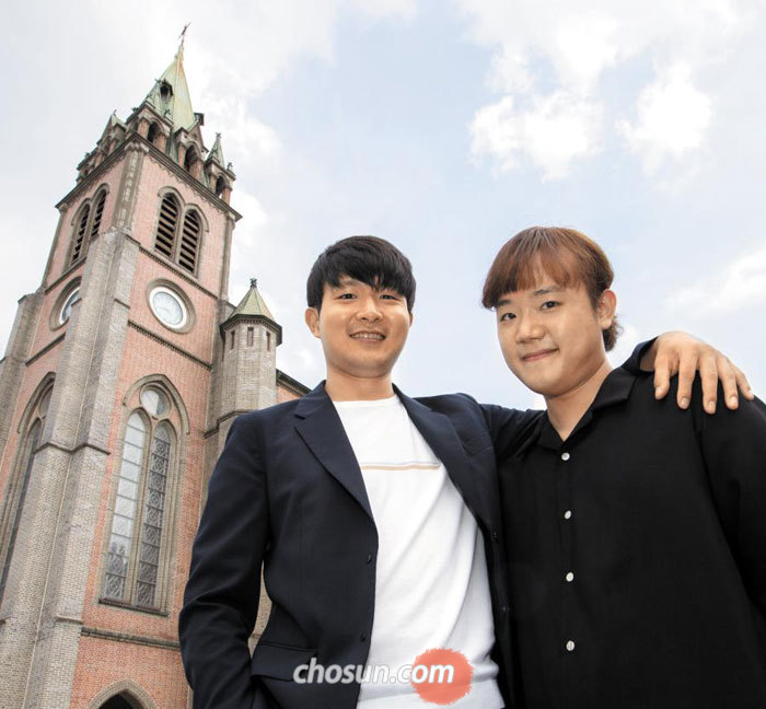 19일 서울 명동성당 앞에 선 피아니스트 선우예권(왼쪽)과 센다이 국제 콩쿠르에서 우승한 후배 피아니스트 최형록씨.