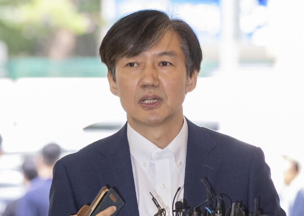조국 법무부 장관 후보자가 인사청문회 준비 사무실이 마련된 서울 종로구의 건물로 출근, 취재진 질문에 답하고 있다. /연합뉴스