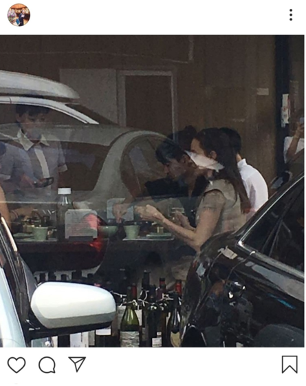 앤젤리나 졸리가 서울 종각역 인근 식당에서 아들 매덕스 등과 함께 식사하고 있다./인스타그램 캡처