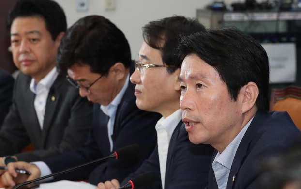 이인영 더불어민주당 원내대표(오른쪽)가 20일 당 회의에서 발언하고 있다. /연합뉴스