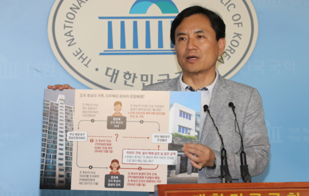 자유한국당 김진태 의원이 지난 18일 국회 정론관에서 기자회견을 열고 조국 법무부 장관 후보자에 관련된 각종 의혹을 지적하고 있다. /연합뉴스