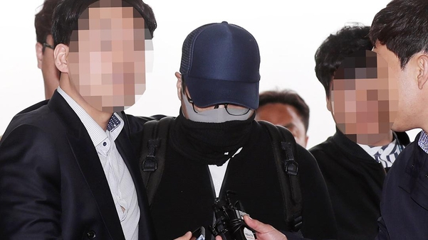 변종 마약을 상습적으로 투약한 혐의로 경찰에 체포된 고 정주영 현대그룹 명예회장 손자 정모(28)씨가 지난 4월 인천시 남동구 남동경찰서를 나서는 모습. /연합뉴스