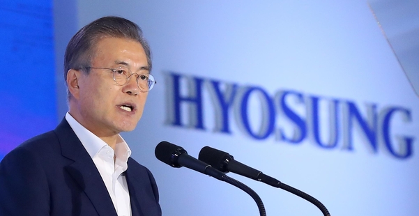 문재인 대통령이 20일 전북 전주 효성첨단소재 전주공장에서 열린 탄소섬유 신규 투자 협약식에 참석해 격려사를 하고 있다. /뉴시스