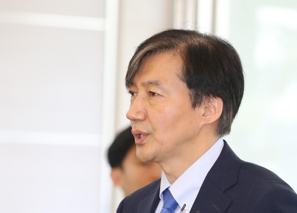 조국 법무부 장관 후보자가 20일 오전 서울 종로구 인사청문회 준비단 사무실로 출근하고 있다. /뉴시스