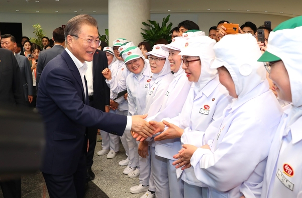 문재인 대통령이 20일 전북 익산 하림 공장에서 직원들과 인사를 나누고 있다./뉴시스