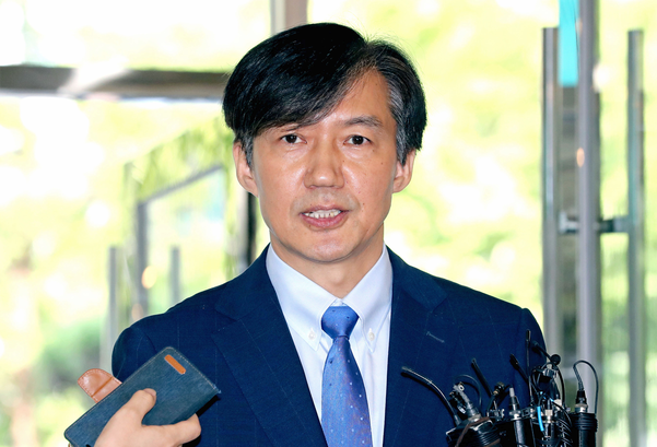 조국 법무부 장관 후보자가 20일 인사청문회 준비 사무실이 마련된 서울 종로구 한 건물로 출근하고 있다. /연합뉴스