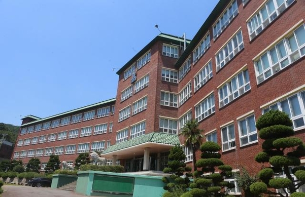 지난 2일 교육부 최종 동의로 자사고 지정이 취소된 부산 해운대 고등학교 모습. /연합뉴스