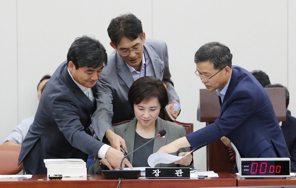 유은혜 사회부총리 겸 교육부 장관(가운데)이 20일 국회 교육위 전체회의에서 관계자들과 함께 답변을 준비하고 있다. /연합뉴스