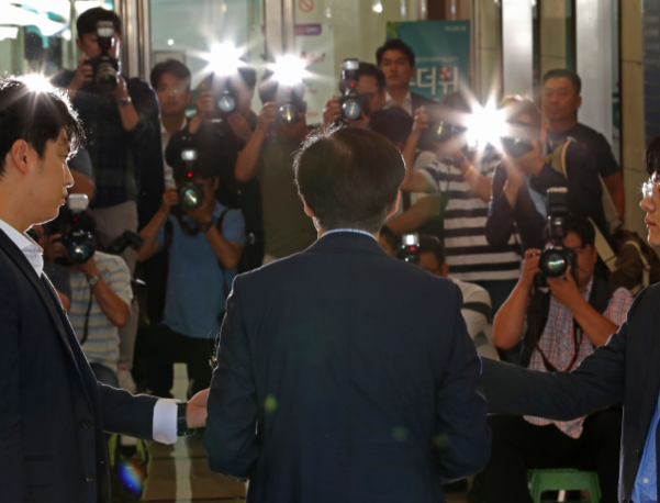 조국 법무부 장관 후보자가 20일 오전 인사청문회 준비 사무실이 마련된 서울 종로구 한 건물로 출근하며 취재진의 질문에 답하고 있다. /연합뉴스