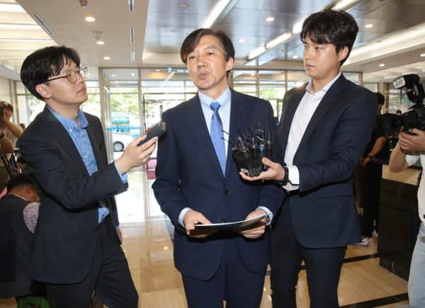 조국 법무부 장관 후보자가 20일 오전 인사청문회 준비 사무실이 마련된 서울 종로구 한 건물로 들어서며 취재진의 질문에 답하고 있다./연합뉴스