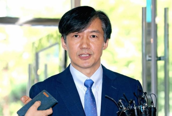 조국 법무부 장관 후보자가 20일 오전 인사청문회 준비 사무실이 마련된 서울 종로구 한 건물로 출근하며 취재진의 질문에 답하고 있다. /연합뉴스