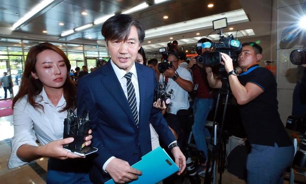 조국 법무부 장관 후보자가 21일 오전 인사청문회 준비 사무실이 마련된 서울 종로구 적선 현대빌딩으로 출근하고 있다. /연합뉴스