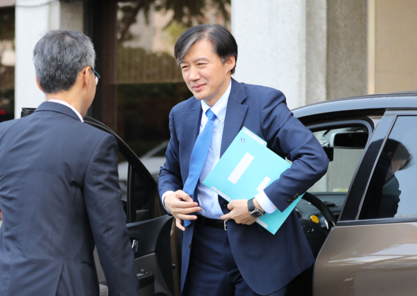 조국 법무부 장관 후보자가 20일 오전 인사청문회 준비 사무실이 마련된 서울 종로구 한 건물로 출근하고 있다./연합뉴스
