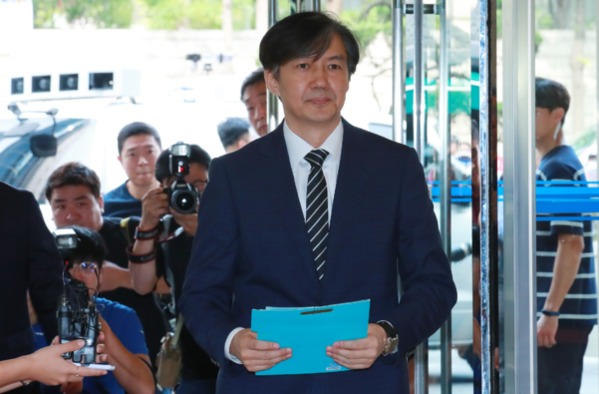 조국 법무부 장관 후보자가 21일 오전 인사청문회 준비 사무실이 마련된 서울 종로구 적선 현대빌딩으로 출근하고 있다. /연합뉴스