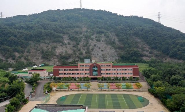 지난 19일 오후 경남 창원시 진해구에 있는 웅동중학교. 이 학교는 조국 법무부 장관 후보자 집안이 소유한 학교법인 웅동학원 소유의 사립 중학교다. /연합뉴스