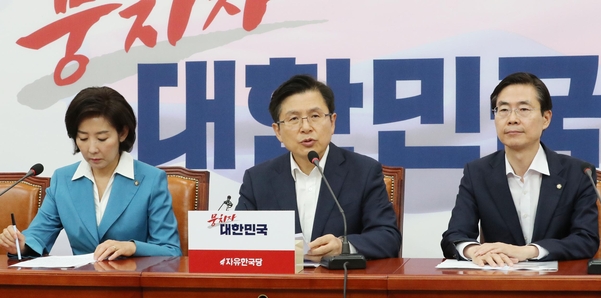 자유한국당 황교안 대표가 22일 국회에서 열린 최고위원회의에서 발언하고 있다./연합뉴스