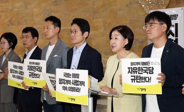 정의당 심상정 대표가 22일 국회 로텐더홀에서 열린 상무위원회에서 발언하고 있다. /연합뉴스