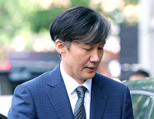 조국 법무부 장관 후보자가 22일 서울 종로구 적선현대빌딩으로 출근하고 있다./연합뉴스