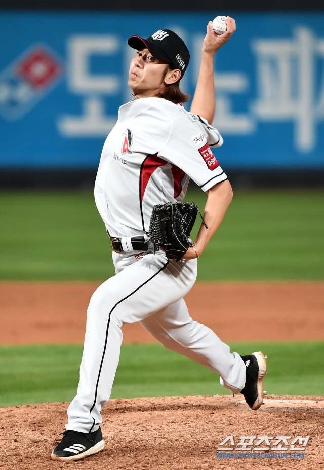 2019 KBO리그 KT 위즈와 롯데 자이언츠의 경기가 22일 오후 수원 KT위즈파크에서 열렸다. 9회초 KT 마무리 이대은이 역투하고 있다. 수원=박재만 기자 pjm@sportschosun.com/2019.08.22/