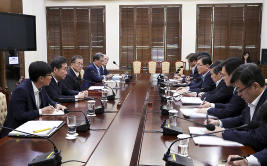 문재인 대통령은 22일 오후 3시 시작된 국가안전보장회의(NSC) 상임위원회 종료 직후 상임위원들로부터 한·일 군사정보보호협정(GSOMIA) 종료 결정을 보고 받고나서 1시간 후 협정 종료 결정을 재가했다고 청와대는 밝혔다. /청와대 제공