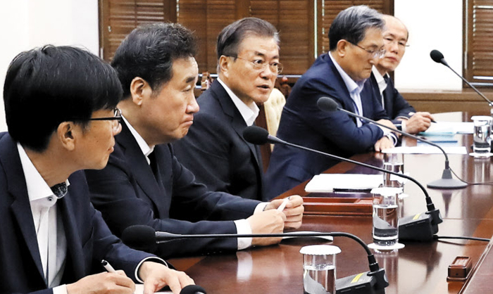 문재인 대통령이 22일 청와대에서 한·일 군사정보보호협정(GSOMIA·지소미아) 관련 국가안전보장회의(NSC) 상임위 회의 내용을 보고받은 뒤 참모들과 의논하고 있다. 왼쪽부터 김상조 정책실장, 이낙연 국무총리, 문 대통령, 노영민 비서실장, 김유근 국가안보실 1차장.
