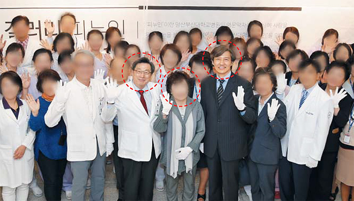 2015년 10월 7일 경남 양산시 양산부산대병원 중앙진료동 4층 모암홀 옆에서 열린 ‘갤러리 피누인’ 개관 행사에서 조국 법무부 장관 후보자(오른쪽 원)와 모친인 박정숙 웅동학원 이사장(가운데), 노환중 당시 양산부산대병원장(왼쪽)이 기념사진 촬영을 하며 활짝 웃고 있다.