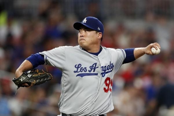 지난 17일(현지 시각) 미국 조지아주 애틀랜타의 선트러스트파크에서 열린 2019 메이저리그(MLB) 애틀랜타 브레이브스와의 경기 4회에 역투하는 류현진. /연합뉴스 제공