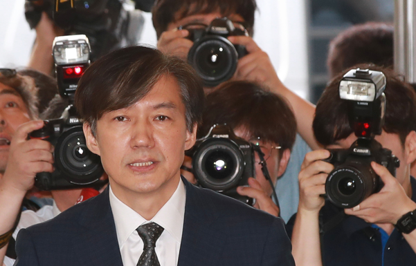 조국 법무부 장관 후보자가 22일 인사청문회 준비 사무실이 마련된 서울 종로구 적선빌딩으로 출근하고 있다. /연합뉴스