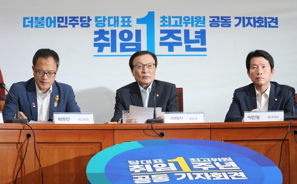 더불어민주당 이해찬(가운데) 대표가 23일 국회에서 열린 취임 1주년 기자회견에서 발언하고 있다./연합뉴스