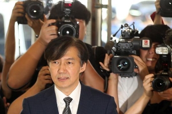22일 출근길에 만난 기자들의 질문에 답하는 조국 법무부 장관 후보자 /장련성 기자