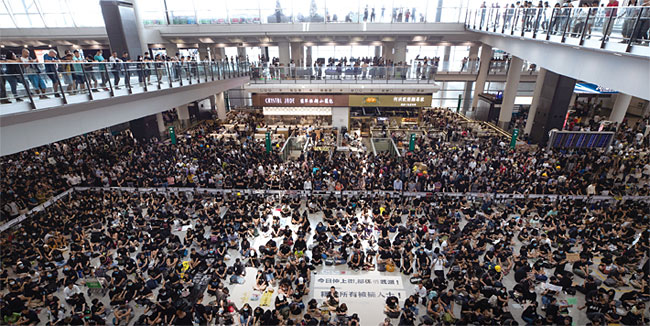 지난 8월 12일 송환법 반대 시위대가 연좌농성을 벌이고 있는 홍콩국제공항. photo 뉴시스