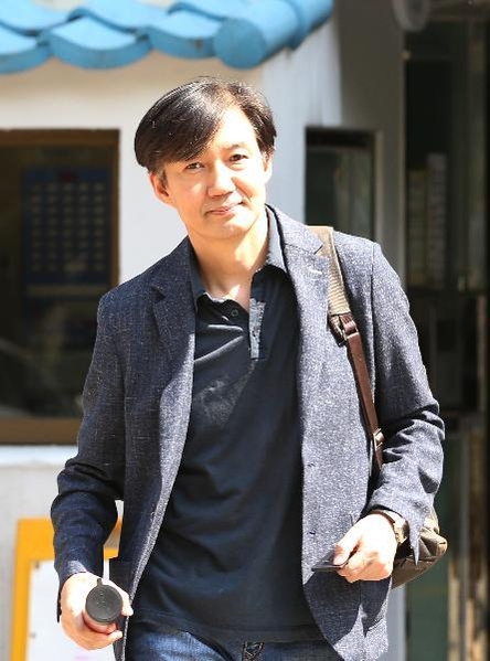 지난 18일 오후 조국 법무부 장관 후보자가 서울 서초구 방배동 자택에서 나와 걸어가고 있다. / 남강호 기자