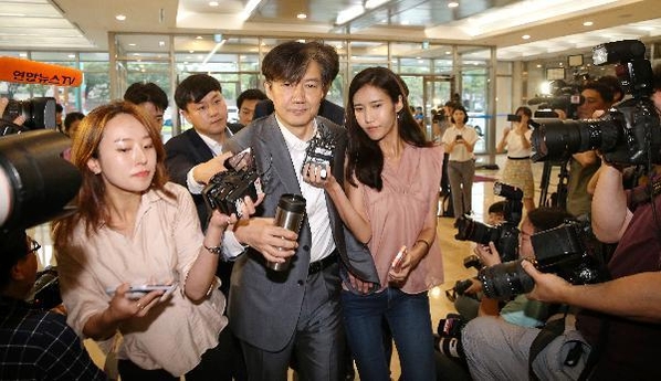 8월 12일 오전 조국 법무부 장관 후보자가 인사청문회 준비 사무실이 마련된 서울 종로구 사직로 적선현대빌딩으로 출근하며 취재진의 질의를 받고 있다. /남강호 기자