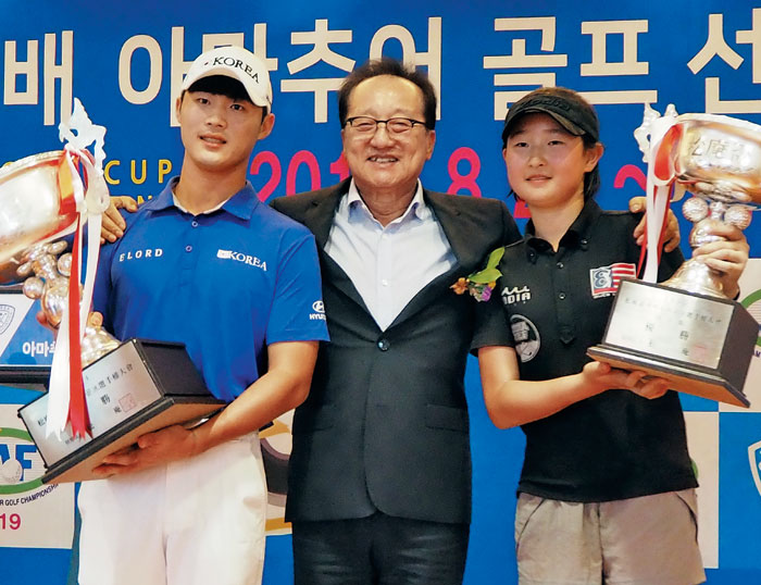 송암배 시상식에서 포즈를 취한 남자부 우승자 배용준(왼쪽부터), 우기정 송암재단 이사장, 여자부 우승자 이정현.