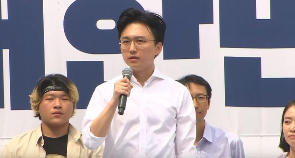 지난 24일 서울 광화문광장에서 열린 조국 법무장관 후보자 사퇴를 촉구하는 집회에 참가한 ‘청년이여는미래’ 대표 백경훈씨가 “반칙과 특권으로 얼룩진 조국은 대한민국 법무부 장관 자격이 없다”고 말하고 있다. /자유한국당 유튜브 캡처