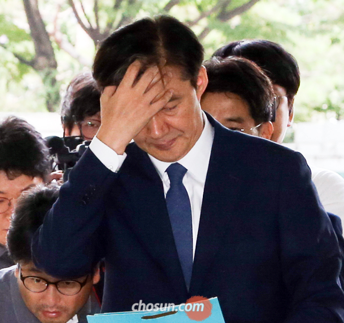 조국 법무부 장관 후보자가 25일 서울 종로구 적선현대빌딩에 마련된 인사청문회 준비단 사무실로 출근하며 입장 발표를 위해 준비해 온 서류를 보고 있다.