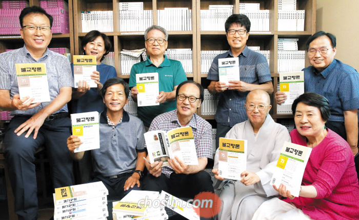 ‘불교평론’이 창간 20주년을 맞았다. 지난 23일 겨울호 회의를 가진 편집위원들. 왼쪽 선 사람부터 시계 방향으로 이도흠 송현주 허우성 서재영 김응철 이혜숙 명법스님 홍사성 박병기씨.